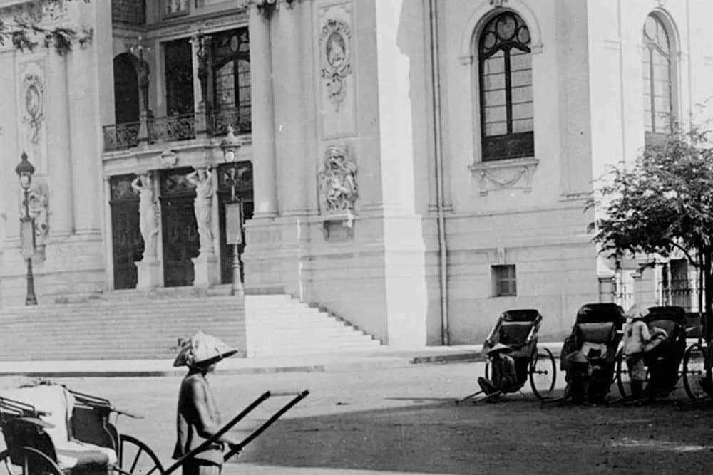 This image of the Saigon Opera House reflects its financial struggles, contrasting its grandeur with rickshaws and working-class locals